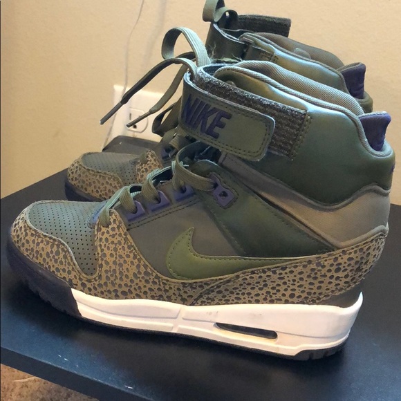 nike pump shoes